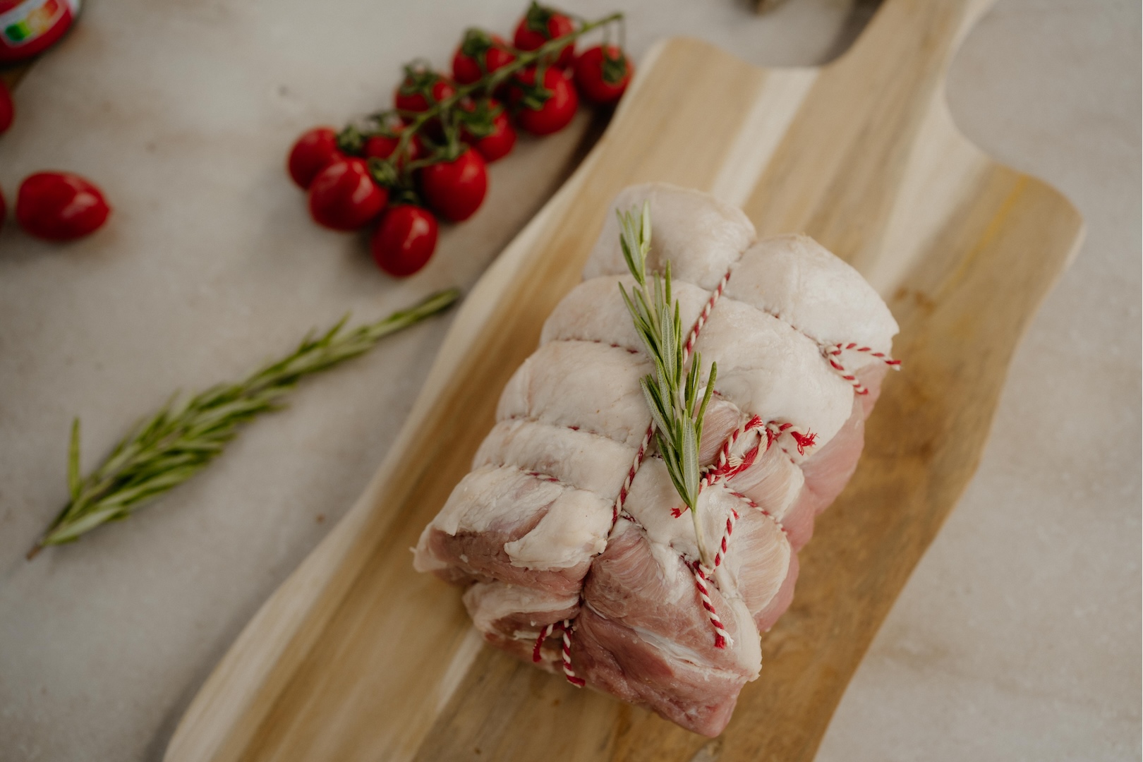 Rijk gemarmerd rundvlees met rozemarijn, klaar voor de bbq