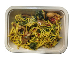 Kleurrijke noedels met kip